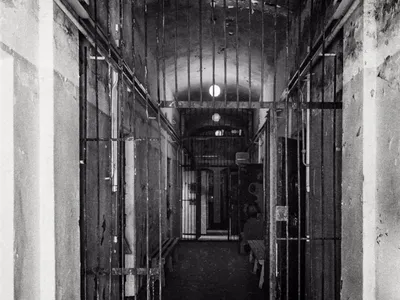 Двухъярусные кровати тюрьмы Стоковое Фото - изображение насчитывающей  викторианско, заключено: 85942550