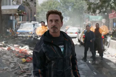 Обои на рабочий стол Момент из фильма Iron man 3 / Железный человек 3,  когда Тони Старк / Tony Stark, чью роль исполняет Роберт Дауни-младший /  Robert John Downey, стоит перед своими