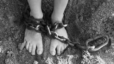 30 июля — Всемирный день борьбы с торговлей людьми / Открытка дня / Журнал  Calend.ru