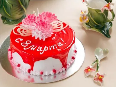 Торт с кремовым покрытием с цветами для женщины к 8 марта