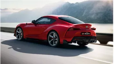 Обои 1024x768. Toyota Supra и девушка в маленькой юбочкой, картинки,  заставки на рабочий стол бесплатно.