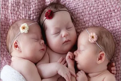 В Британии тройняшки родились с разницей в семь лет