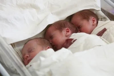 Шанс 1 к 200 миллионам: в Британии родились тройняшки, которых не могут  отличить (фото)