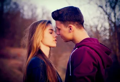 Подростки целуются на улице Стоковое Изображение - изображение  насчитывающей влюбленность, парк: 147316035