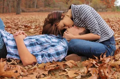 Счастливая молодая пара влюбленных подростков друзей, одетых в повседневный  поцелуй, целующихся на улице города в холодный сезон Стоковое Изображение -  изображение насчитывающей обнять, жизнерадостно: 159891347