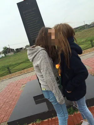 подросток, целующийся под неоновым светом Стоковое Фото - изображение  насчитывающей цвет, пары: 243112886