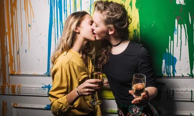 Идеальная пара целующиеся подростки : …» — создано в Шедевруме