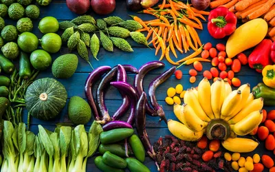Векторные овощи пищевой узор на белом фоне. Цветные сельскохозяйственные  продукты. Векторное изображение ©vaneevais.gmail.com 461633176