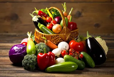 Красивые нарезанные овощи, на тарелке, на деревянном фоне :: Стоковая  фотография :: Pixel-Shot Studio