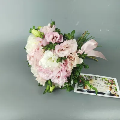 Букет подружки невесты из розовых и персиковых роз с зеленью - Фото