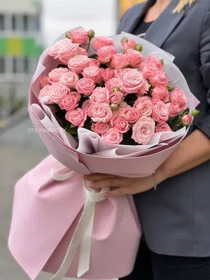 Цветы в конверте «Нежные чувства» из эустом, кустовых пионовидных роз,  хлопка - интернет-магазин «Funburg.ru»