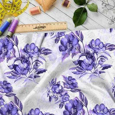 Ткань атлас фиолетовые цветы, нарисованные акварелью. Купить атлас 120 гр с  принтом с доставкой по РФ. Цена за метр, фото, наличии и под заказ.