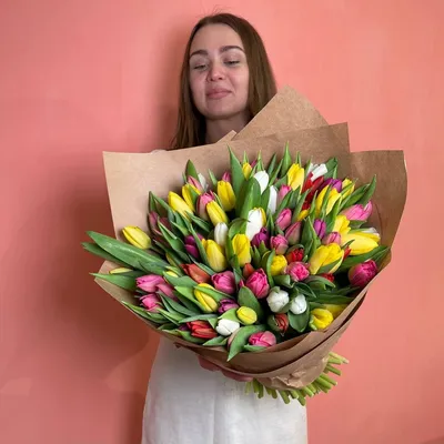 Купить букет из 49 розовых тюльпанов в коробке по доступной цене с  доставкой в Москве и области в интернет-магазине Город Букетов