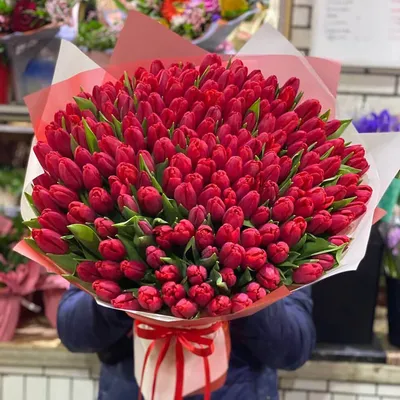 Букет из тюльпанов российских Dreamer в вазе - заказать доставку цветов в  Москве от Leto Flowers