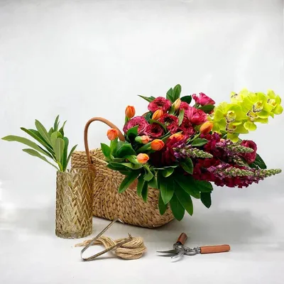 Изысканный свежий букет цветов в протянутой руке Стоковое Фото -  изображение насчитывающей зеленый, бобра: 139417350