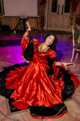 красный цвет красивейшей девушки платья цыганский Стоковое Фото -  изображение насчитывающей глаз, платье: 25375106