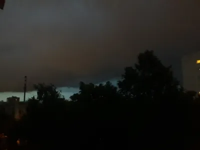 грозовые тучи с дождем. природная среда темное огромное облако небо черное  бурное облако Стоковое Изображение - изображение насчитывающей облако,  красивейшее: 226163297