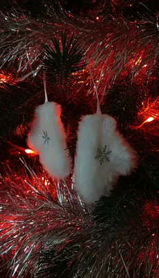 Сверкающие новогодние ёлки, гирлянды, …» — создано в Шедевруме