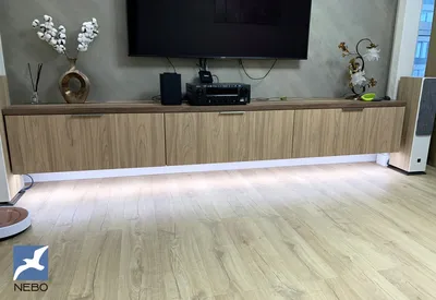 Парящая подвесная тумба под телевизор и аудиотехнику длинной и узкой формы  с тремя откидными дверцами для гостиной - на заказ в Москве