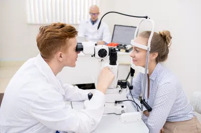молодая женщина, посещающая врача-окулиста Стоковое Изображение -  изображение насчитывающей экзамен, очки: 271154879