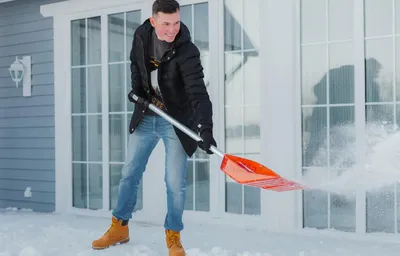 Уборка снега цена от 90 руб за м2 вручную в Москве - Ручная уборка  территории от снега