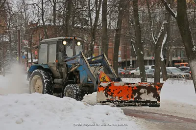 Уборка снега зимой службы города лопатой после солнечного света двора  метели Стоковое Фото - изображение насчитывающей удаление, чистка: 172706954