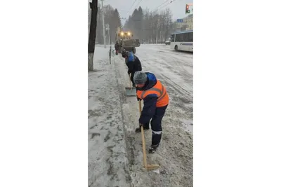 Уборка снега с крыши Киев - очистка кровли от сосулек Lufikalp