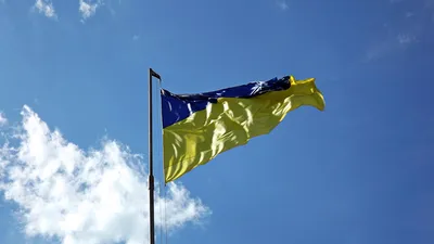 Обои Украинский флаг Свалка Флаги, гербы, обои для рабочего стола,  фотографии украинский, флаг, разное, флаги, гербы, украина Обои для  рабочего стола, скачать обои картинки заставки на рабочий стол.
