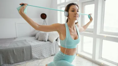 9 упражнений для быстрого похудения, которые можно делать дома без всякого  железа и тренажеров / AdMe
