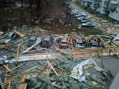 Соцсети: в Смоленске ураган сорвал крышу базы | Газета «Рабочий путь»