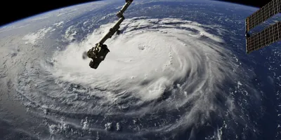 На Великобританию обрушился ураган \"Кьяран\": страшные кадры последствий