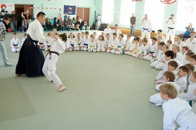 Уроки айкидо от Морихиро Сайто / Болевой захват руки противника - YouTube