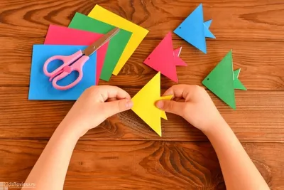 Детские руки делают бабочку оригами из красного листика бумаги на белом  фоне. Обучение детей Stock Photo | Adobe Stock
