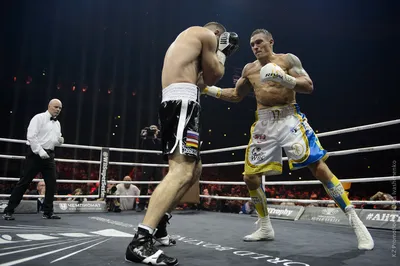 Российский боксёр заставил Усика опуститься на колено. Но судьи дважды  пожалели украинца