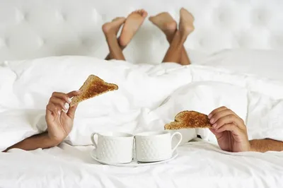 Доброе утро Завтрак в постели Стоковое Изображение - изображение  насчитывающей роскошь, дом: 161334787
