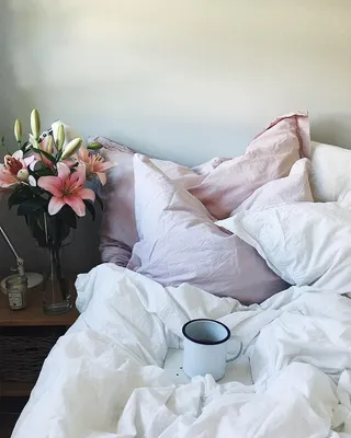 Утро красивая женщина, лежа в постели у себя дома :: Стоковая фотография ::  Pixel-Shot Studio