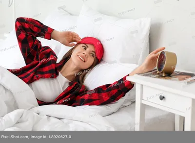 Утро счастливой молодой пары, лежащей в постели :: Стоковая фотография ::  Pixel-Shot Studio