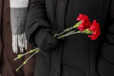 В Челябинске у памятника Орленку чтят память погибших в Казани