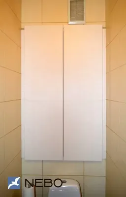 Серые встроенные дверцы над унитазом в туалете с открытой полкой для  гигиенических принадлежностей - на заказ в Москве