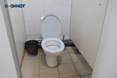 Белые дверцы над унитазом в туалете для зашивки труб и счетчиков в ванной -  на заказ в Москве