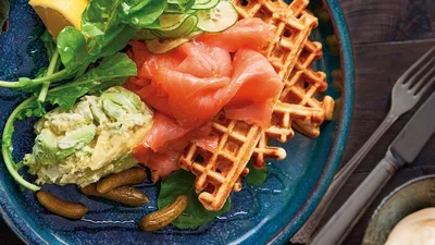 Картофельно-гречневые вафли с копченым лососем, авокадо и салатом из  огурцов - Recipe Unilever Food Solutions