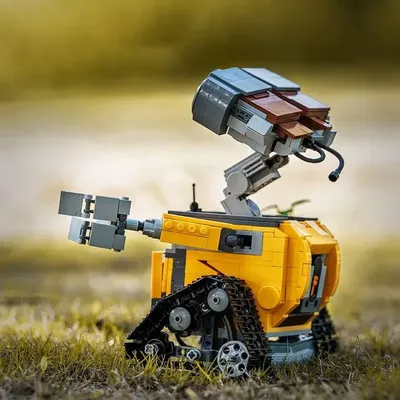 Обои на рабочий стол Робот Wall-E / Валли с осеннем желтым листом, обои для  рабочего стола, скачать обои, обои бесплатно