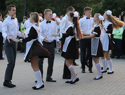 Выпускной вальс в прифронтовом Харькове станцевали ученики 51-й школы  (видео)