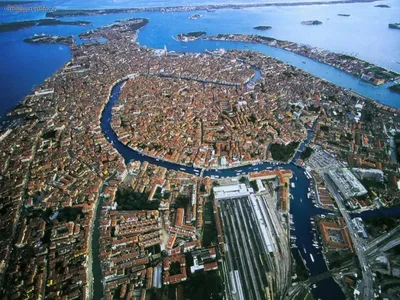 Обои на рабочий стол Улица в Венеции, Италия / Venice, Italy, обои для  рабочего стола, скачать обои, обои бесплатно