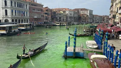 Обои на рабочий стол Город Венеция / Venezia, Италия / Italy, на воде люди  на лодках на фоне зданий города, обои для рабочего стола, скачать обои, обои  бесплатно