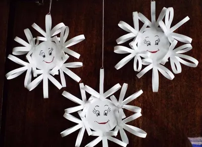 Веселая снежинка с мультяшном стиле …» — создано в Шедевруме