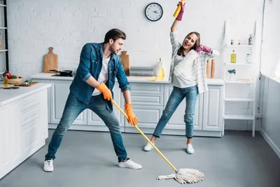 Счастливая семья, уборка кухни вместе :: Стоковая фотография :: Pixel-Shot  Studio