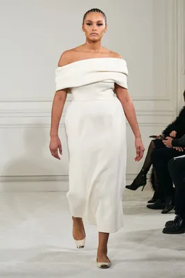 Платье с открытыми плечами, как на показе Valentino Couture весна-лето  2022, — беспроигрышный вариант для особых случаев | Vogue Russia