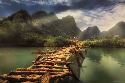 Обои на рабочий стол Женщина идет по бревенчатому мосту через реку, неся  пучки риса, Vietnam / Вьетнам, фотограф Михалюк Сергей, обои для рабочего  стола, скачать обои, обои бесплатно