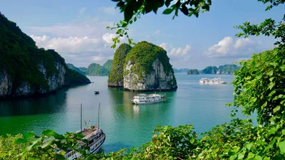 Обои залив, скалы, океан, корабль, растительность, вьетнам картинки на  рабочий стол, фото скачать бесплатно